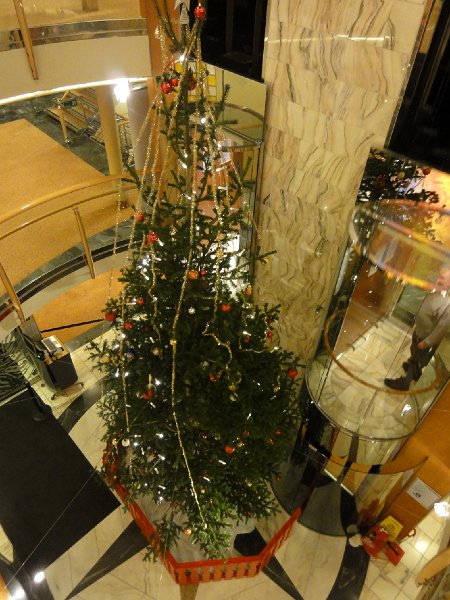 DSC08910.jpg - difficult to get a photo of the ship's Cheristmas tree, you get some idea of the size of the tree  from the man in the lift (on the right)