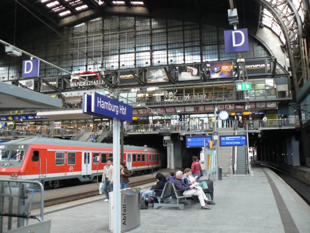 changingtrainsathamburg.jpg