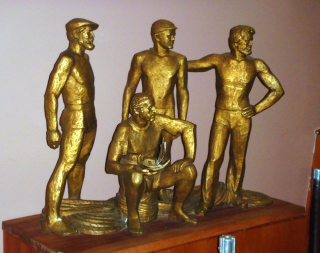 statueofthecrew.jpg
