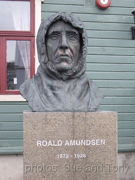 day5_Tromso_3.jpg - Roald Admunsen - also outside the Polar museum